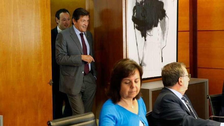 Javier Fernández entra en la sala del Consejo de Gobierno delante de Guillermo Martínez.