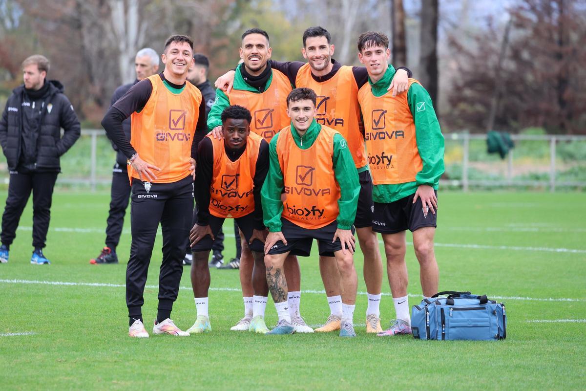 Futbolistas del Córdoba CF, con la aportación de Rubén García y Joaquín Moisello, del filial, en una sesión de esta semana.