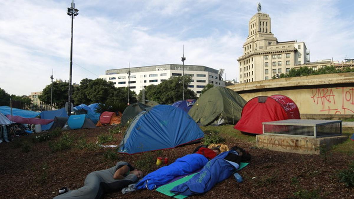 Acampados en la plaza de Catalunya de Barcelona, este lunes por la mañana.