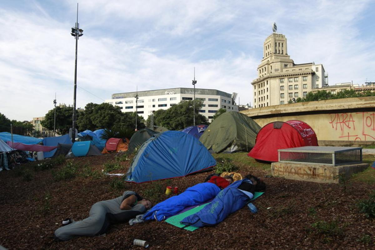 Acampats a la plaça de Catalunya de Barcelona, aquest dilluns al matí.