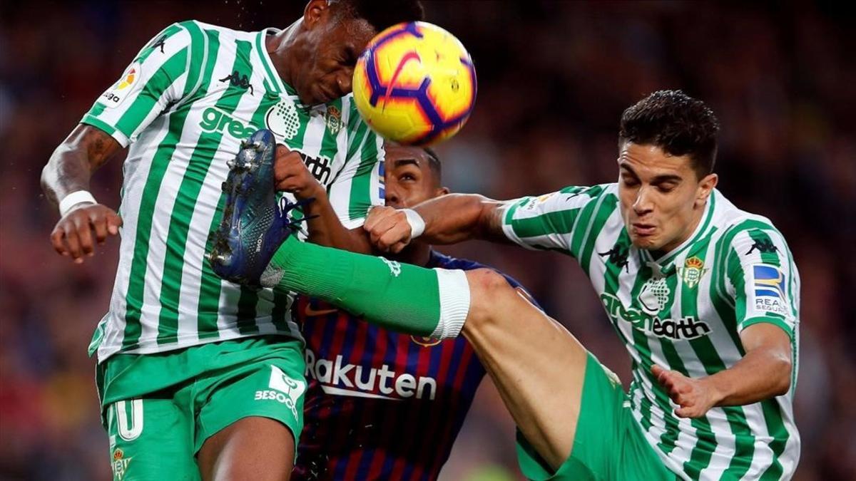 Malcom, encerrado entre Junior y Bartra, antes de ser sustituido en el Barça-Betis.