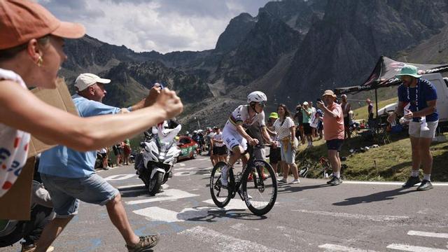 Tadej Pogacar, en ple atac al Tourmalet, ahir. | STEPHANIE LECOCQ / REUTERS