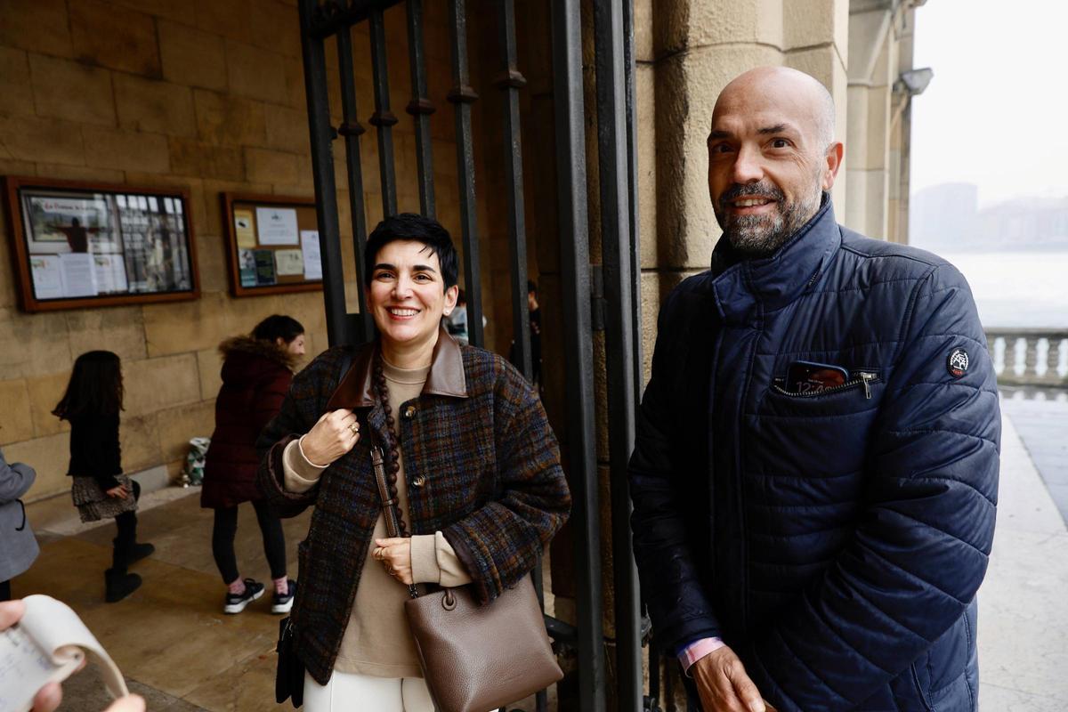 María Eugenia Abad y Santi Mallo, en los soportales de la iglesia de San Pedro.