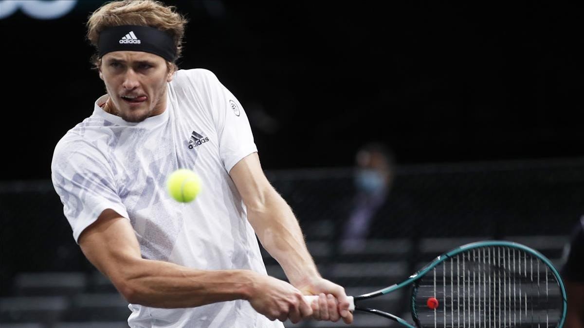 Zverev devuelve un revés a Nadal en París.