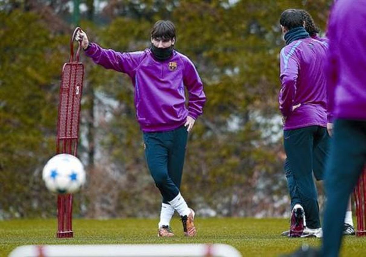Messi espera l’inici de l’entrenament d’ahir a la ciutat esportiva de Sant Joan Despí. Messi espera l’inici de l’entrenament d’ahir a la ciutat esportiva de Sant Joan Despí.