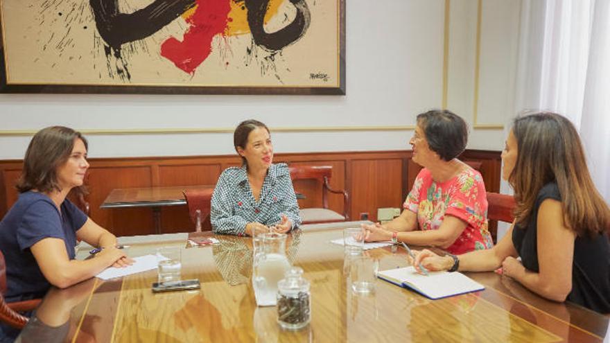 Detalle de la reunión de la alcaldesa con miembros de Unicef.