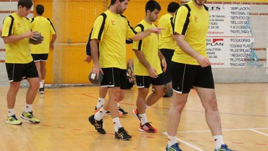 Los jugadores del Balonmán Cangas realizaron ayer su primer entrenamiento de la semana. // S. Álvarez