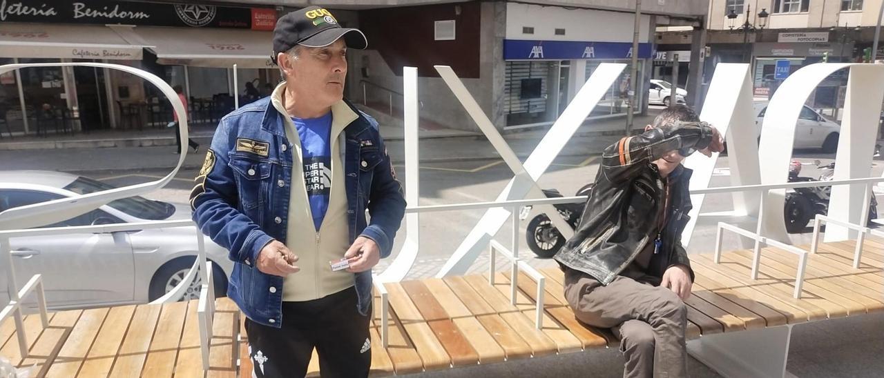 Miguel Ángel "Migallas", a la derecha tapando su rostro, en mayo tras quedar libre junto al otro arrestado (izquierda) por el atraco de Martínez Garrido.