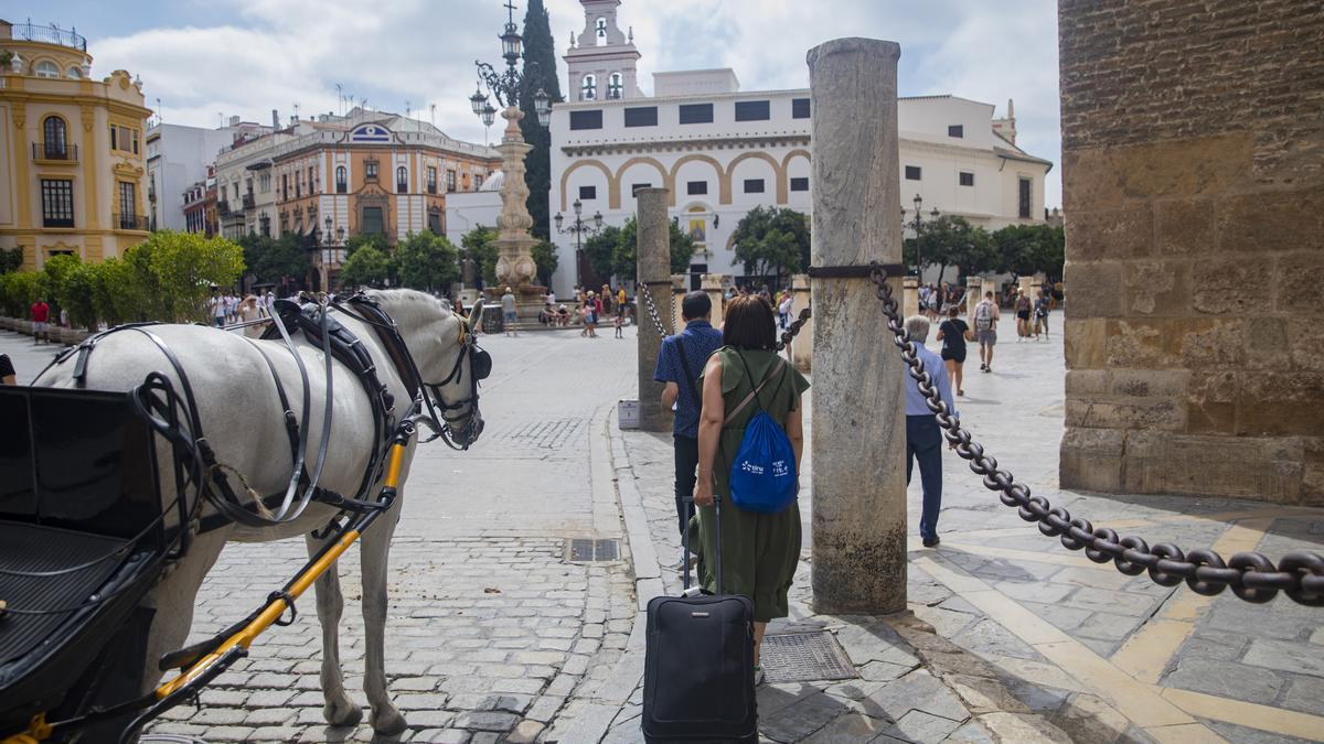 Turistas junto a la Giralda, en el centro de Sevilla.