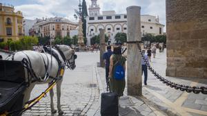 Archivo - Imagen de recurso de turistas junto a la Giralda, en la Plaza Virgen de los Reyes.