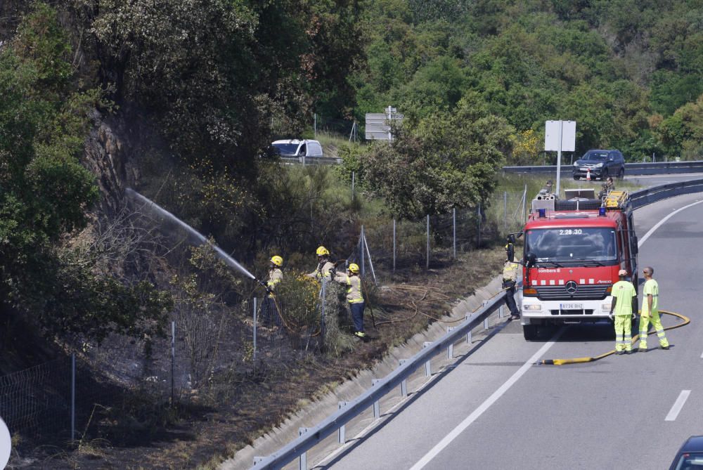 incendi forestal a Llagostera i tall de la carretera