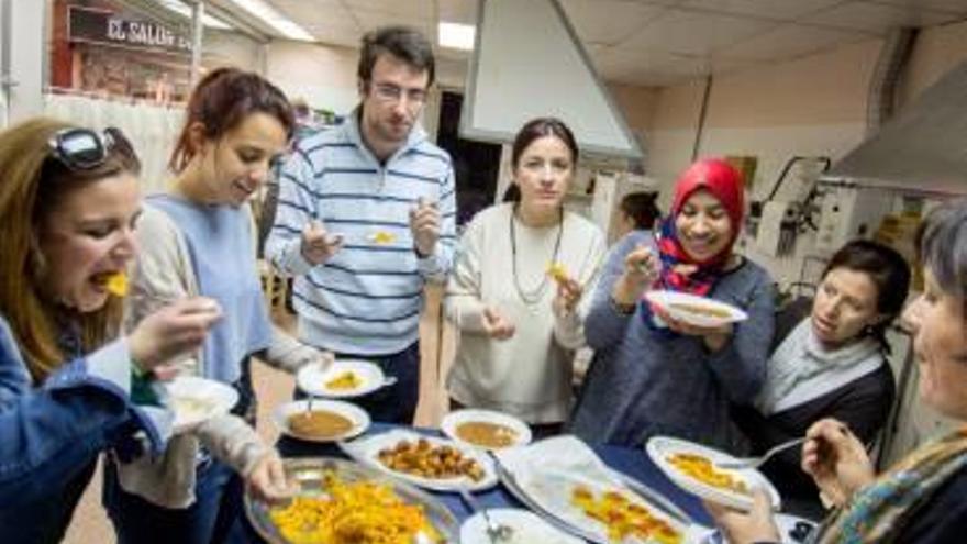 Los participantes del taller de cocina degustan los diferentes platos.