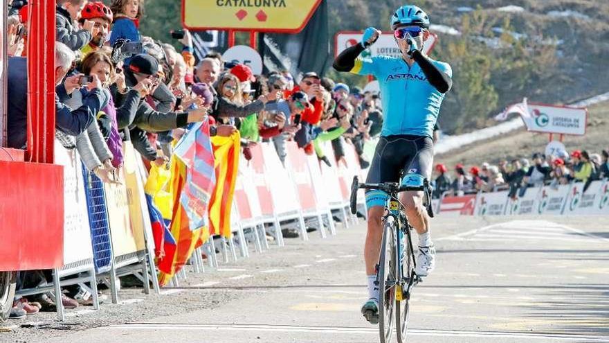 Miguel Ángel López celebra su triunfo en la etapa de ayer. // Efe