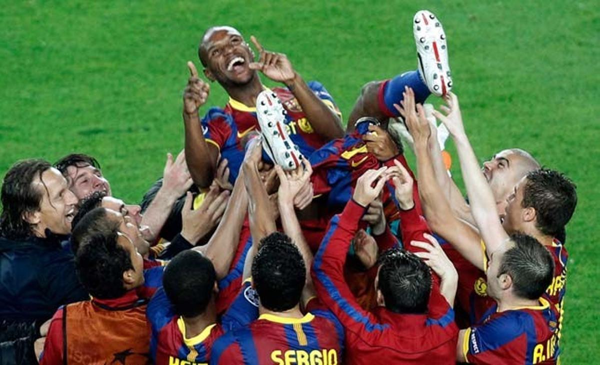 Vuelve Abi. Los jugadores del Barça mantean a Éric Abidal, que recibió una gran ovación al saltar al Camp Nou por primera vez tras la operación quirúrgica a la que fue sometido el pasado mes de marzo.