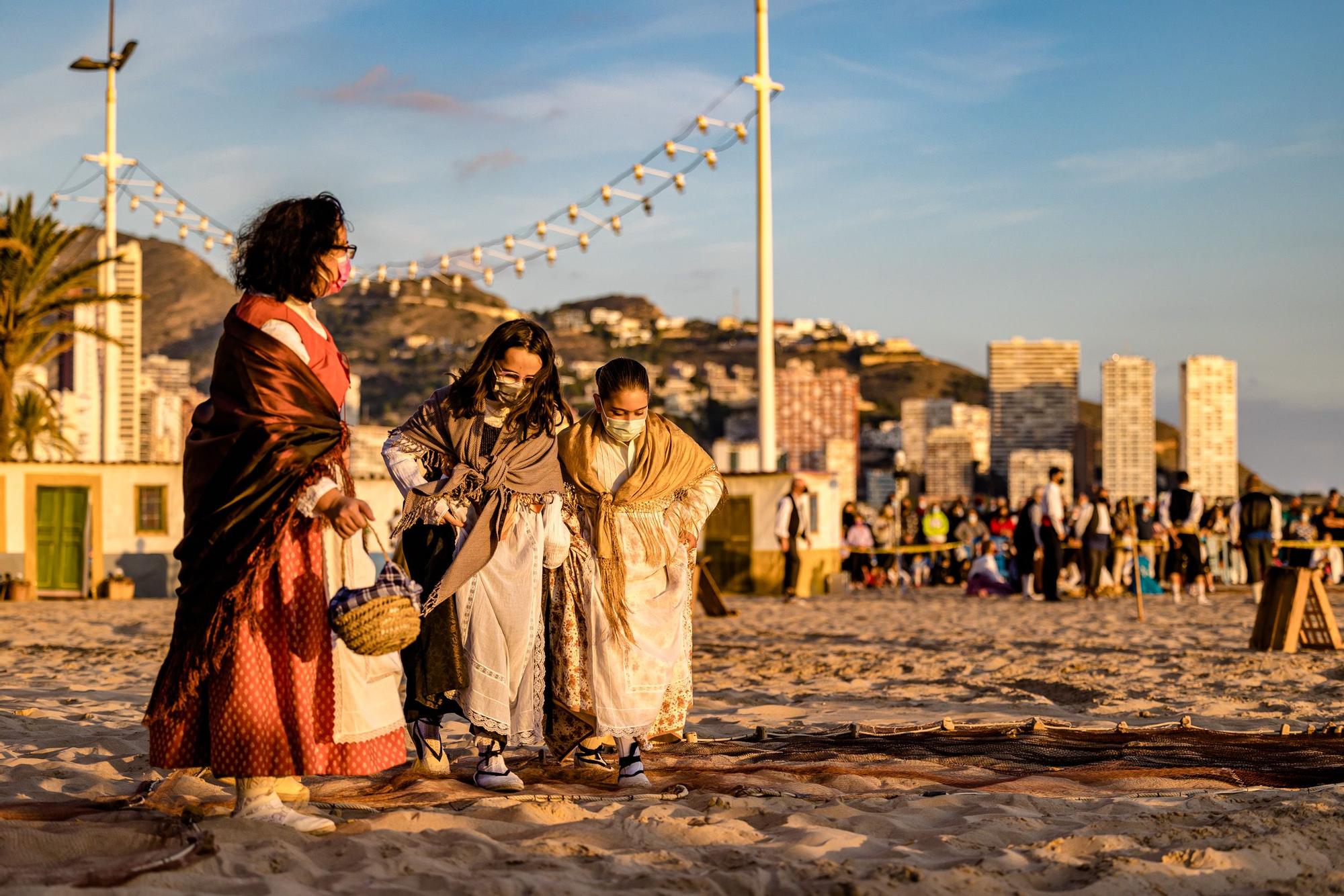 Benidorm revive la fiesta con el Hallazgo de la Virgen en la playa de Levante