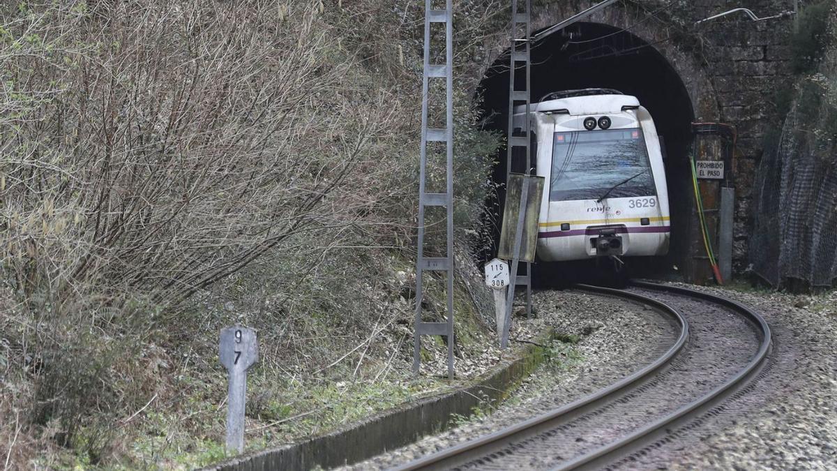 Un tren de cercanías, circulando por Asturias. | J. L. CEREIJIDO