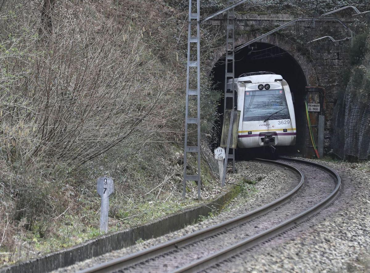 Un tren de cercanías, circulando por Asturias. | J. L. CEREIJIDO