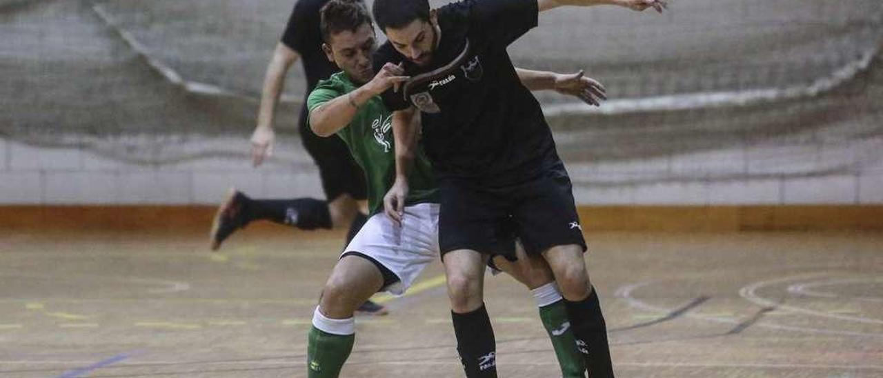 Dos jugadores pugnan por el balón.