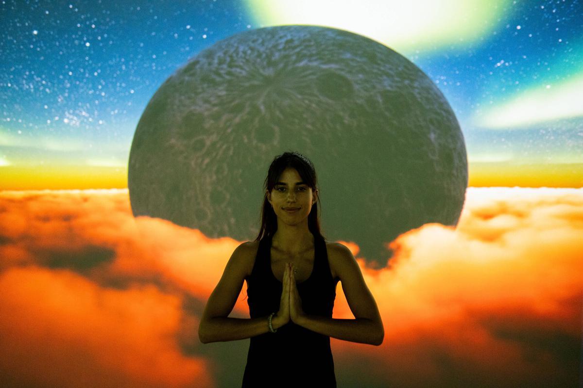 Juliet Levine, cofundadora de Sabda, en una clase de yoga inmersivo en la Luna.