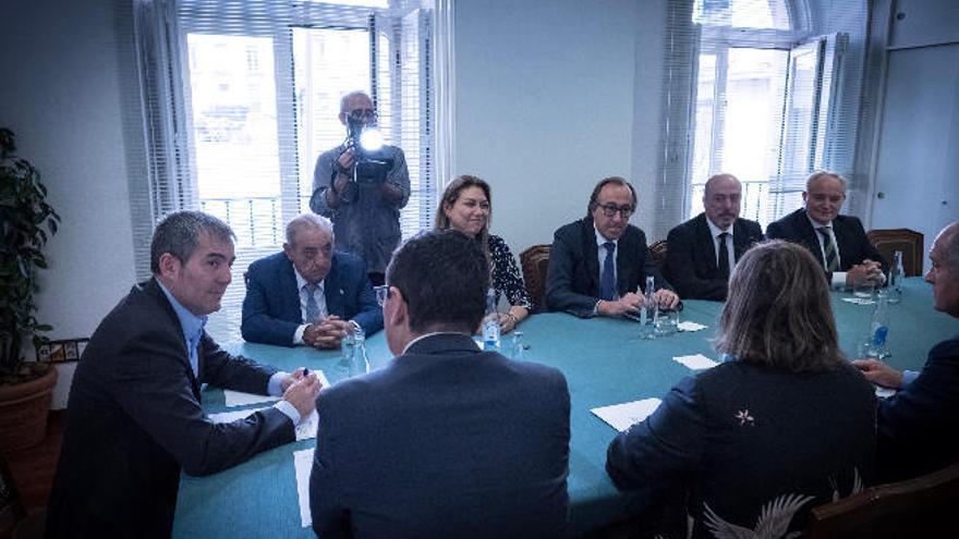 Fernando Clavijo (izda.), durante la reunión celebrada este miércoles en Madrid.