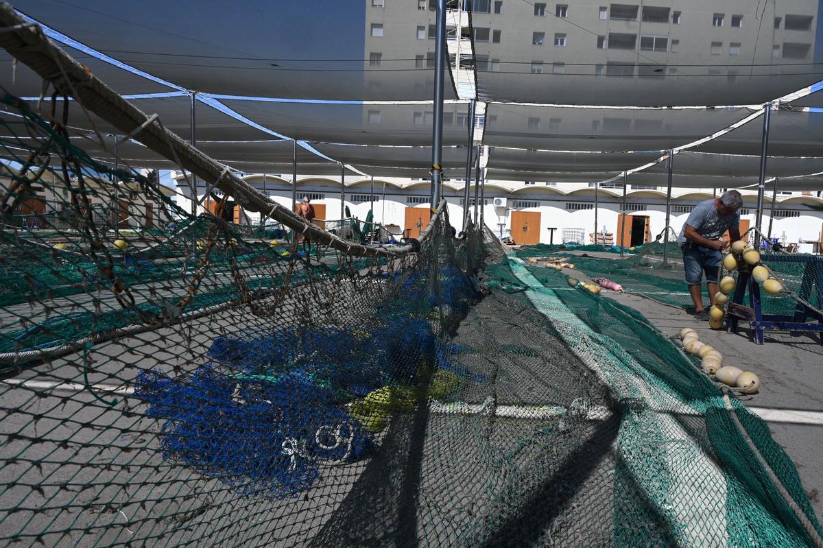 Metros y metros de redes por reparar se acumulan en el muelle de pescadores de Barcelona