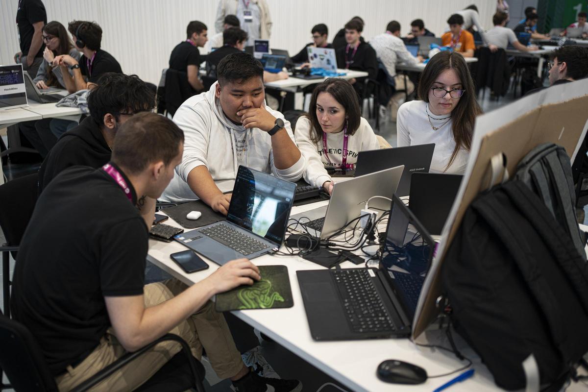La primera Ciberhack de Catalunya, celebrada en Hospitalet, reúne alumnos de grado superior del ámbito de la ciberseguridad.