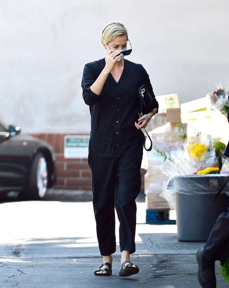 Charlize Theron con mono y sandalias