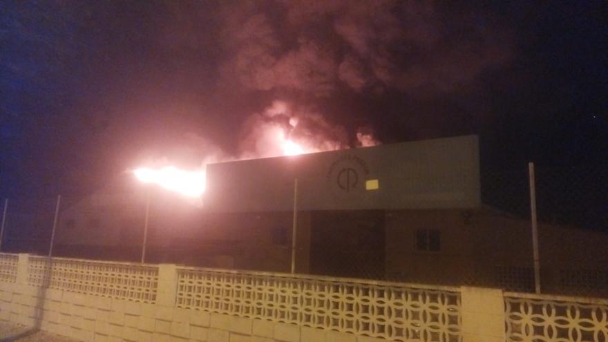 El fuego arrasa una fábrica de suelas en Aspe