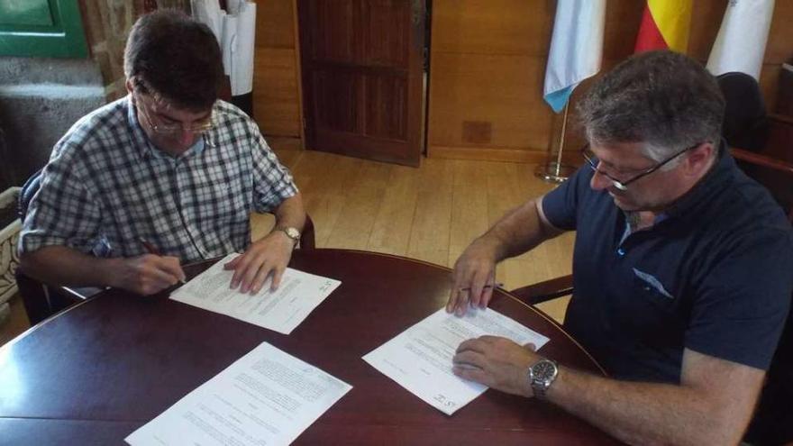 El párroco de Silleda, José Pérez, y el alcalde, Manuel Cuiña, ayer, durante la firma del convenio.