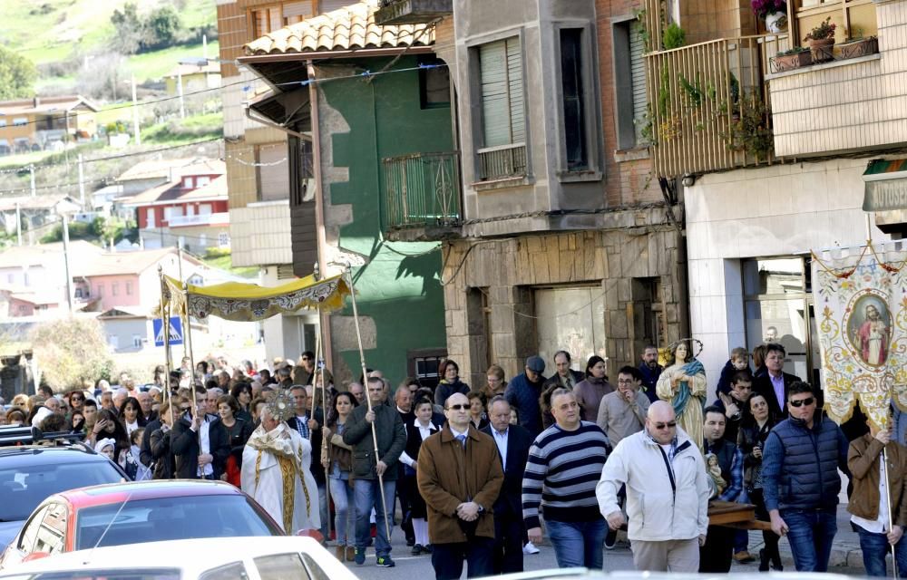 Misa y procesión de El Encuentro en Campomanes