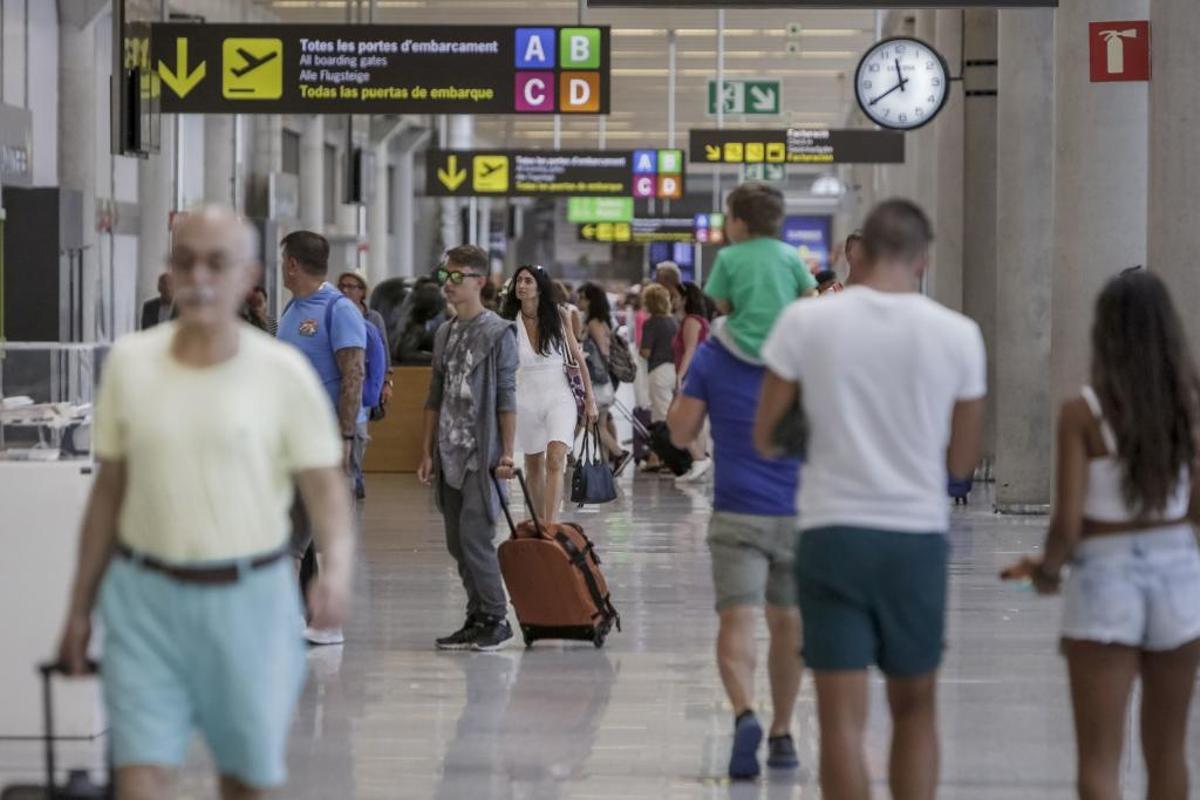 Pasajeros en el aeropuerto de Palma.