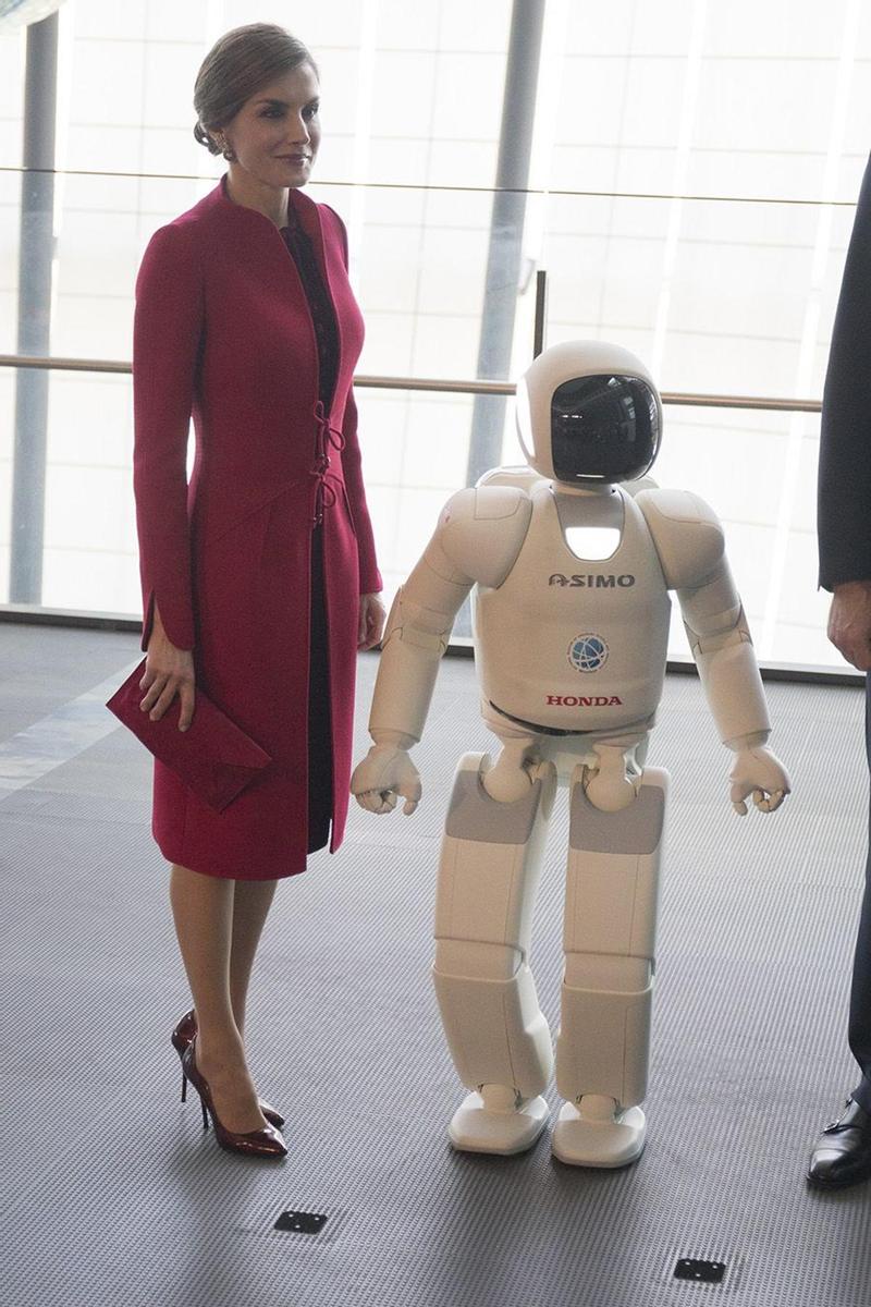 Letizia Ortiz junto al robot Honda en Japón