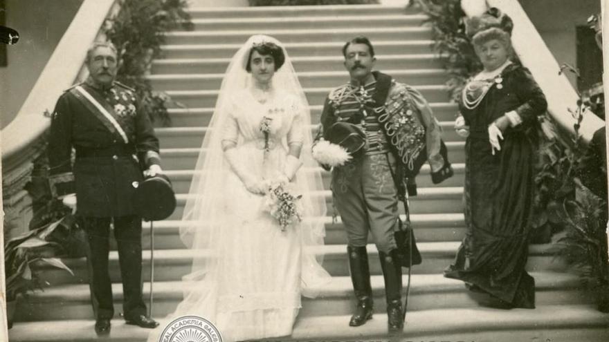 Emilia Pardo Bazán (a la derecha) fue la madrina de la boda de su hija, celebrada en el Pazo de Meirás /Archivo de la Real Academia Galega