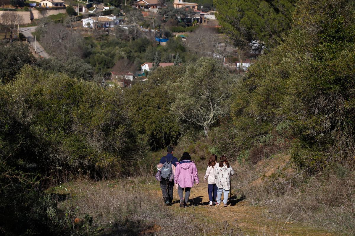 Una familia camina por el sendero Rosal de las Escuelas-Arroyo Guarromán-Trassierra.