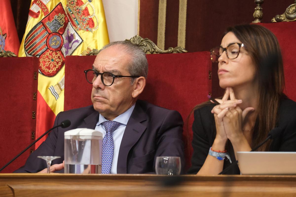 El concejal de Estrategia Económica, Francisco Soler, y la presidenta del pleno, Irene Ruiz, en una sesión en julio
