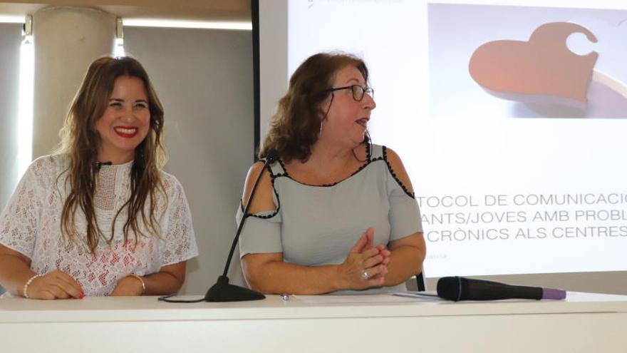 De izquierda a derecha, la enfermera Mónica Yern, coordinadora de Cooreducasalud, y Margalida Ferrer, delegada en Ibiza y Formentera de la Conselleria de Educación