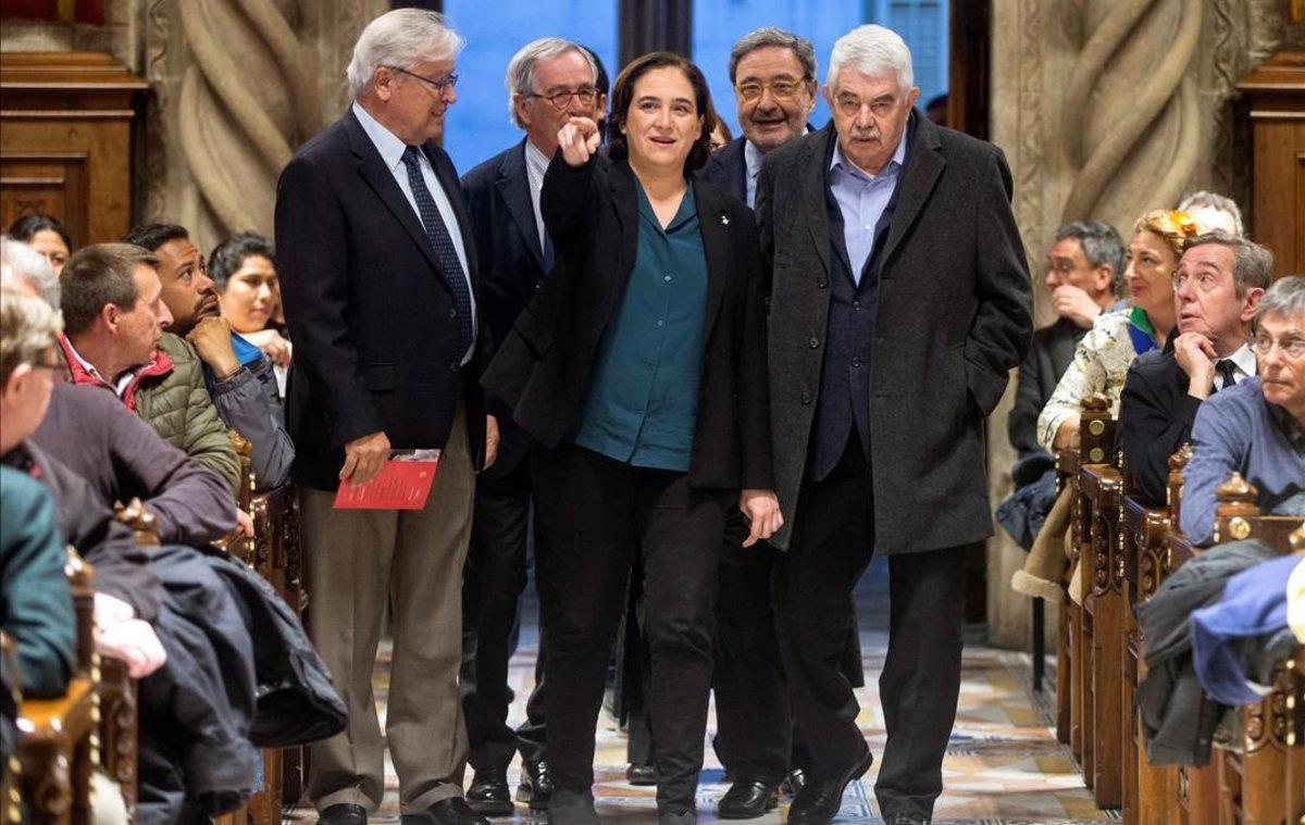 La alcaldesa de Barcelona, Ada Colau, acompañada por los exalcaldes Pasqual Maragall, Narcís Serra, Joan Clos y Xavier Trias en el acto conmemorativo de los 40 años de los ayuntamientos democráticos.