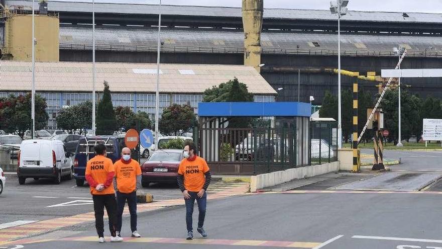 Miembros del comité de empresa de Alcoa en A Coruña, concentrados ante las instalaciones.