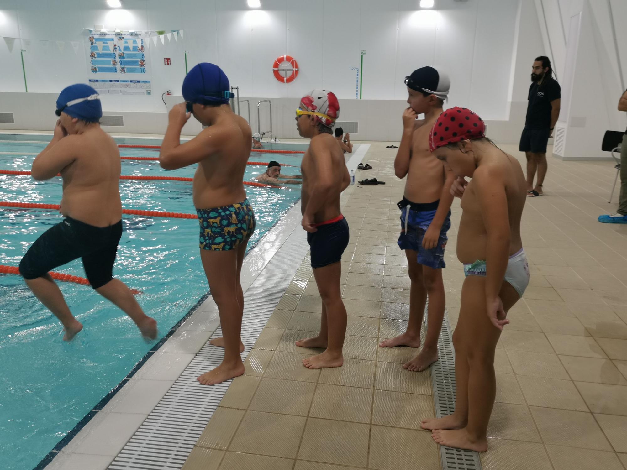 Inicio de los cursos de natación en la piscina de As Lagoas, en Bueu