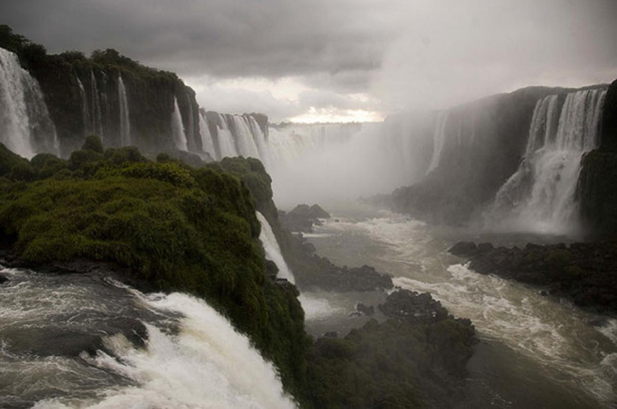 Després de reunir-se a la ciutat brasilera de Foz d’Iguaçú, els representants de les set meravelles de la naturalesa han decidit promocionar en una sola marca mundial paratges com el de la imatge, les catarates de l’Iguaçú, a la frontera entre el Brasil i l’Argentina.