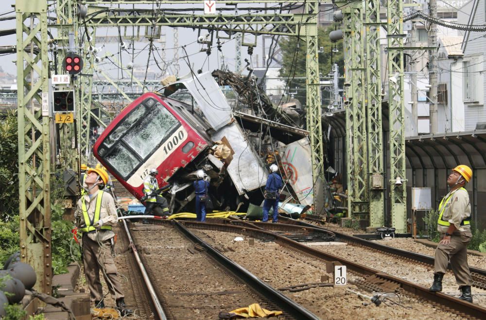 Un tren descarrila tras colisionar con un camión en Yokohama, Japón. Kyodo/via REUTERS