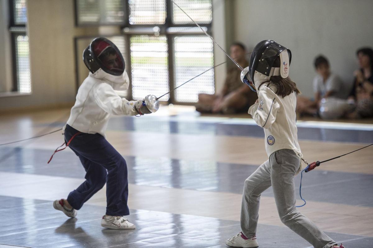Esgrima, opción en la Escuela de Pascua del Polideportivo de Benimaclet.