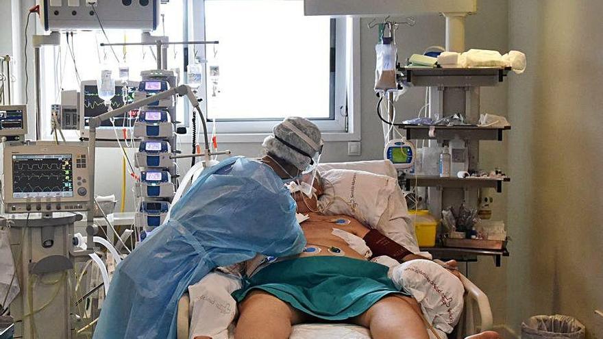 Una enfermera atiende a un paciente covid en la UCI del Reina Sofía.
