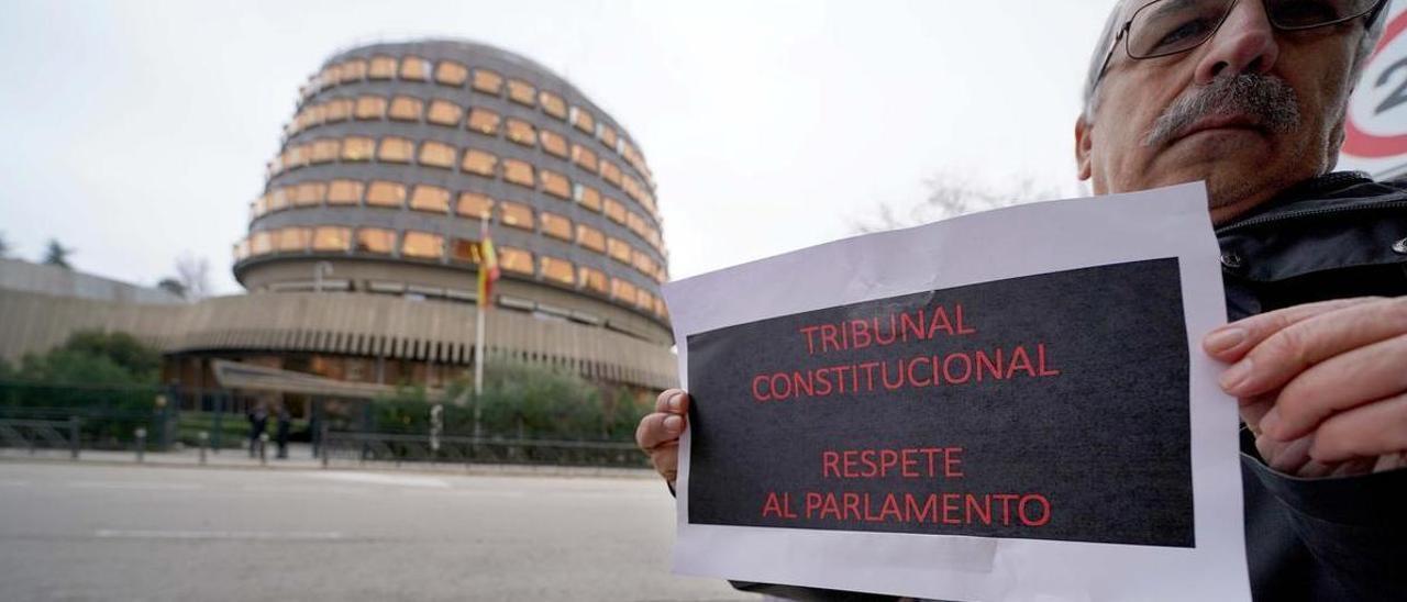 Un hombre protesta a las puertas del Tribunal Constitucional.