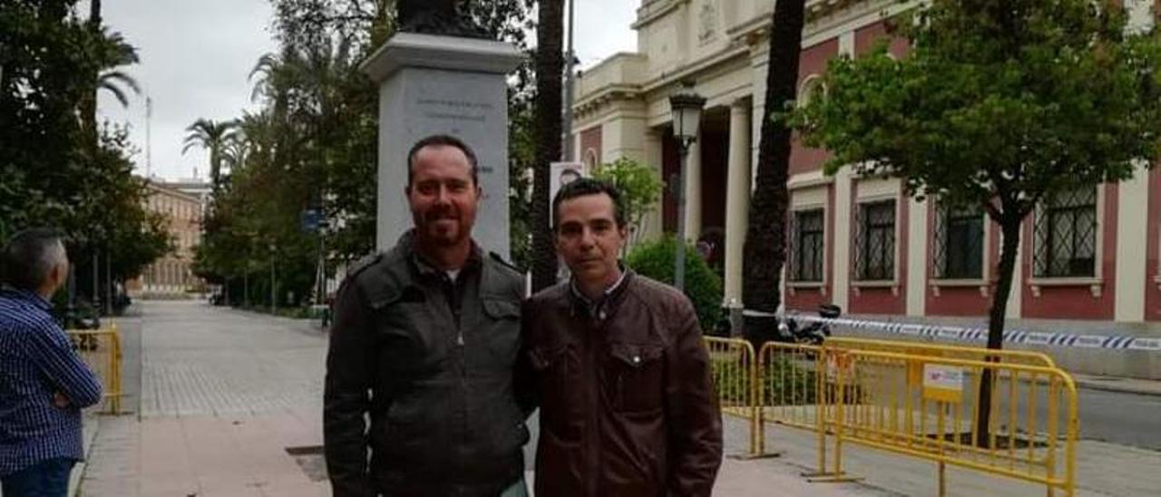 José Manuel Bueno, con el escultor Salvador Amaya.