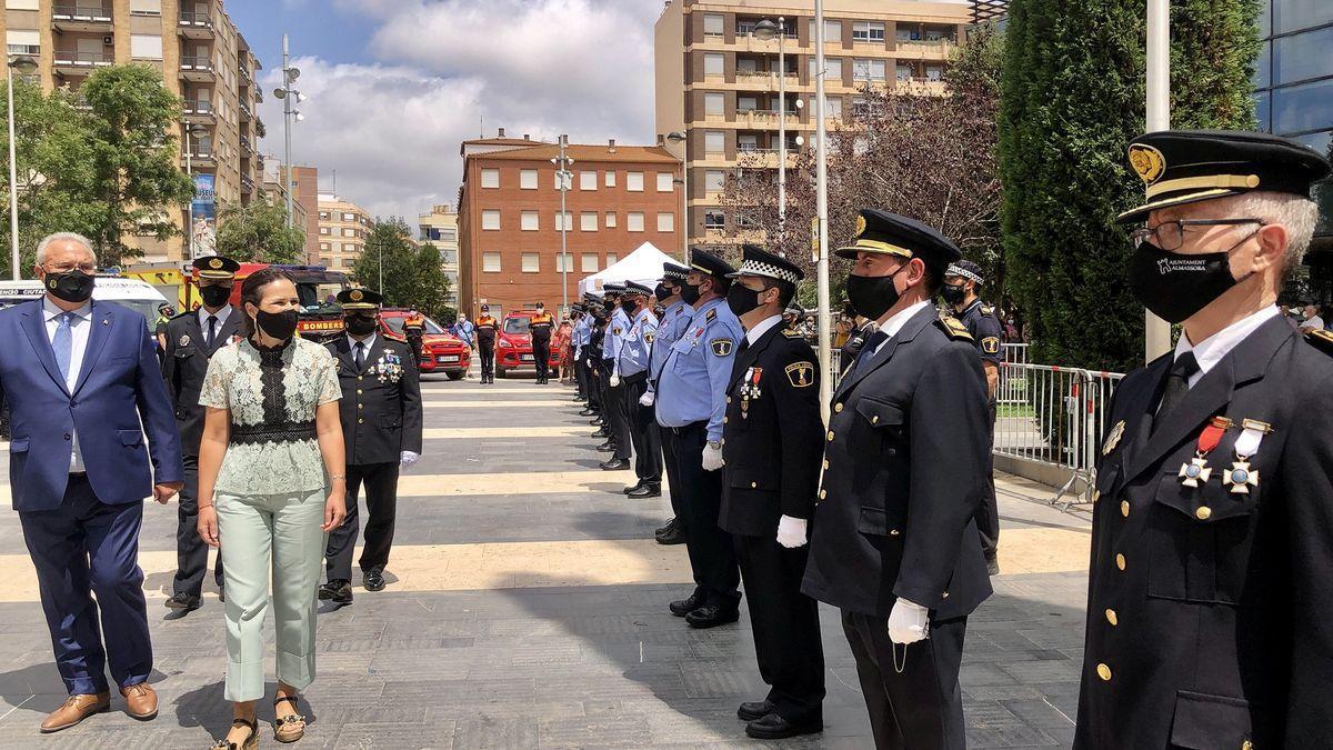 La alcaldesa, Merche Galí; el comisario jefe de la Policía Local, Roberto Verdoy, y el concejal del área, Javier Martí, pasando revista en el día de la Policía Local del 2021.