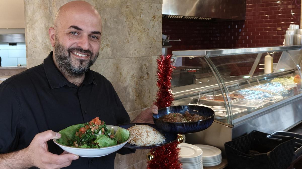 Charbel Yamine, con una ensalada y el pollo especial del restaurante Fenicia.