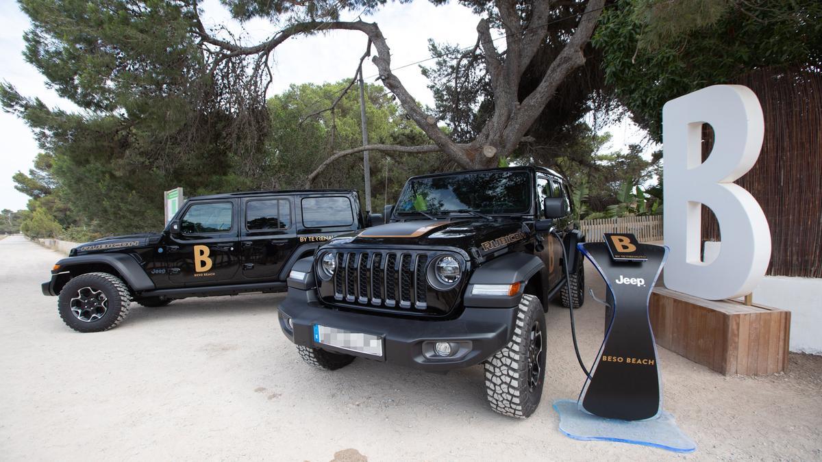 Dos modelos del jeep wrangler ‘Rubinon’ hibrido  que Beso Beach ha adquirido a Terrenauto, concesionario de Jeep en Ibiza y Formentera para dar un servicio de calidad excelsa a sus clientes.