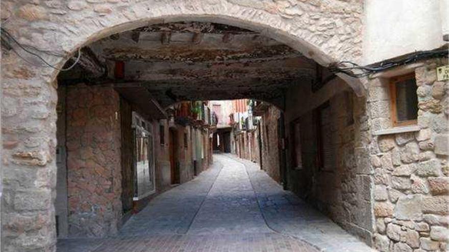 Portal a la localitat de Torà, una de les més de 60 que ha donat lloc a cognoms toponímics procedents de Lleida a la província d&#039;Alacant.