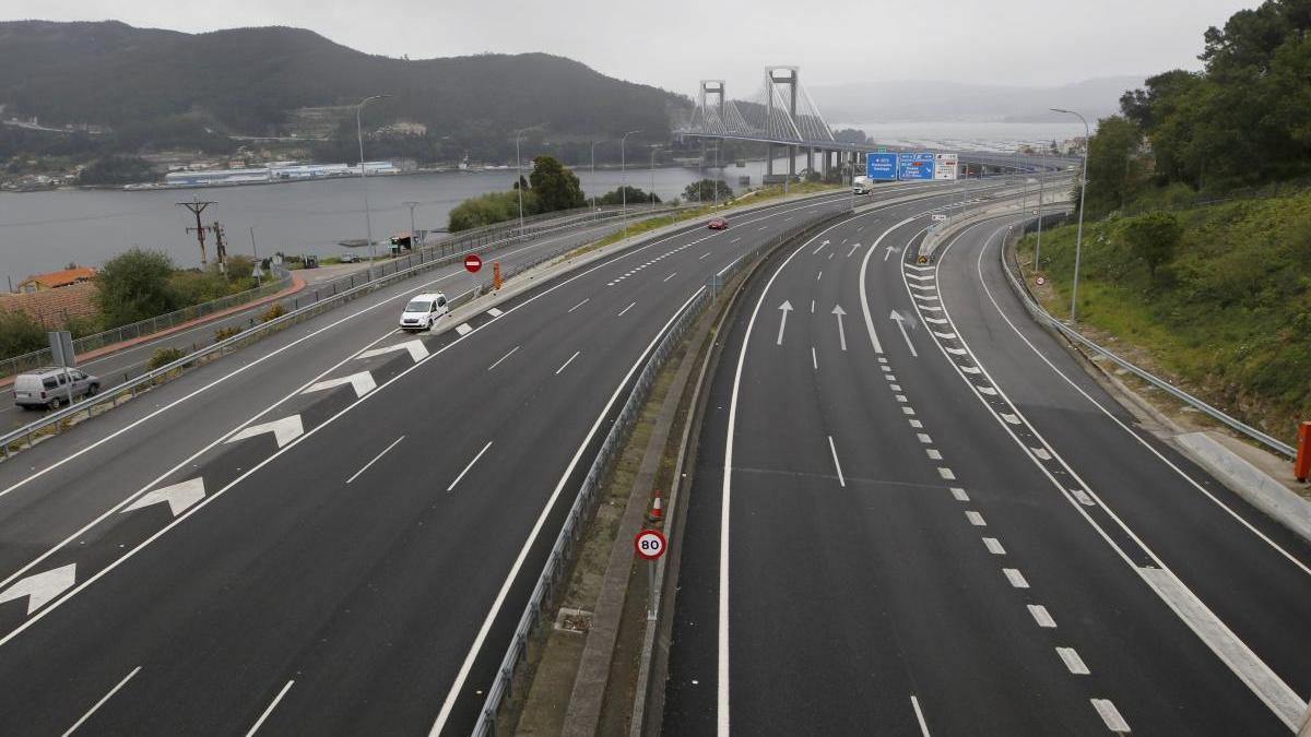 Puente de Rande, prácticamente vacío, durante el estado de alarma. // Alba Villar